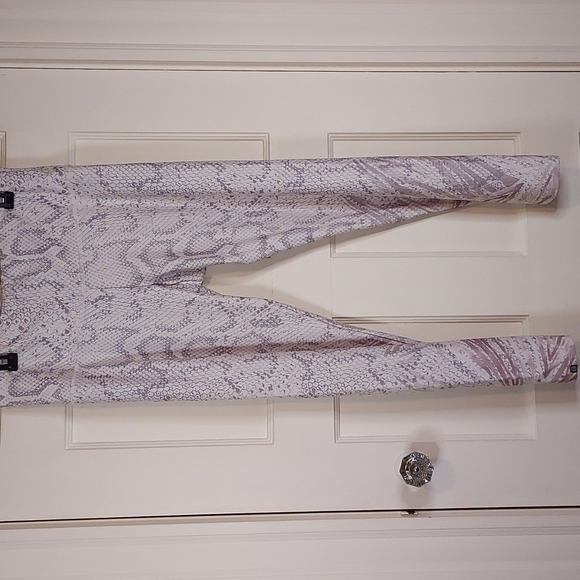 Onzie High Rise Athena Graphic Print Leggings - Picture 4 of 11